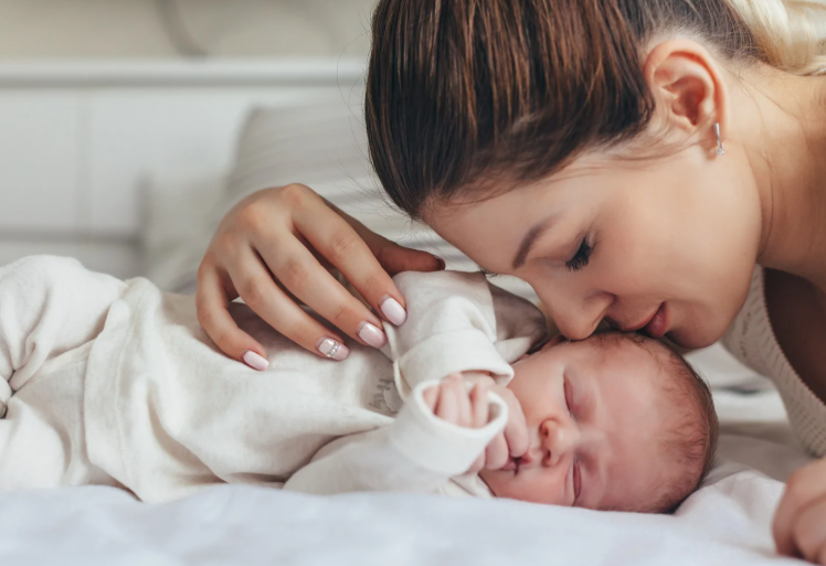 Can Newborns Drink Cold Breast Milk? A Guide for GCC Mums